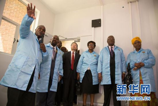 　　2月6日，在位于津巴布韦首都哈拉雷的津巴布韦大学，津四名内阁部长与中国驻津大使林琳(右四)听取有关中国援建的高性能超级计算机中心项目汇报。(资料图)
