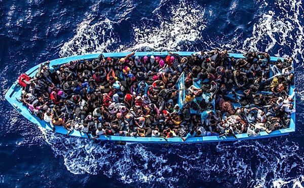 意大利海域的非洲难民船
