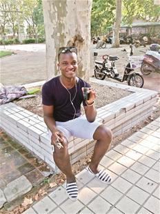 非洲留学生纷纷回国避暑 因嫌武汉太热