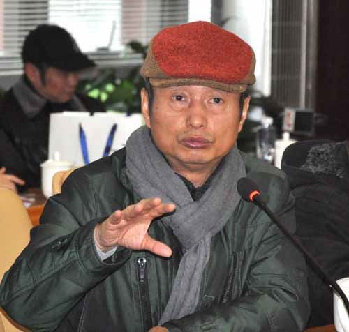 景德镇九段烧现场让中外记者手绘瓷器受热捧