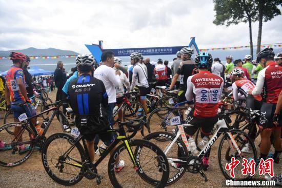 2017・中国四川环泸沽湖国际自行车公开赛鸣枪开赛