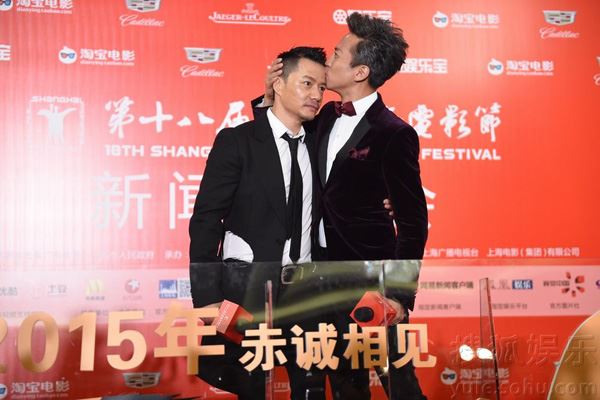 邓超和段奕宏当众互亲。（点击进入组图）