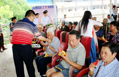 “庆七一_送温暖”中华志愿者到三台县夕阳红敬老院慰问