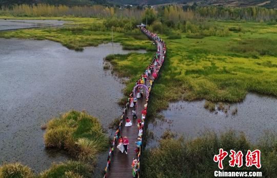 近百对有情人体验摩梭婚俗_泸沽湖畔千年文化传承