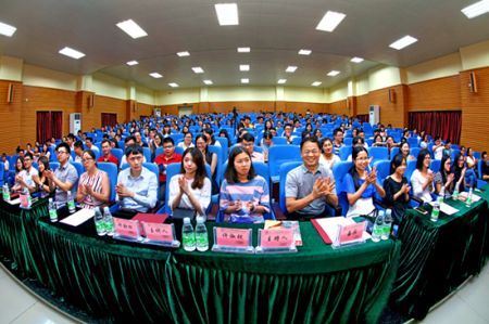 许钦松在中山大学新华学院分享山水画大气象