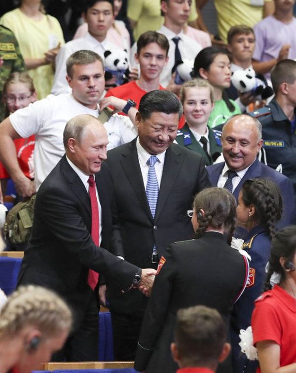 China's President Xi Jinping, accompanied by Russia's President Vladimir Putin, visits the All-Russian Children's Center "Ocean" in Vladivostok for a conversation with a group of school children on September 12, 2018. [Photo: Xinhua/Xie Huanchi]
