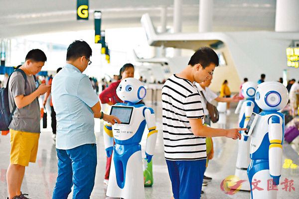 ■「雲朵」智能機械人昨日在廣州白雲機場為旅客提供諮詢服務。香港文匯報記者敖敏輝 攝