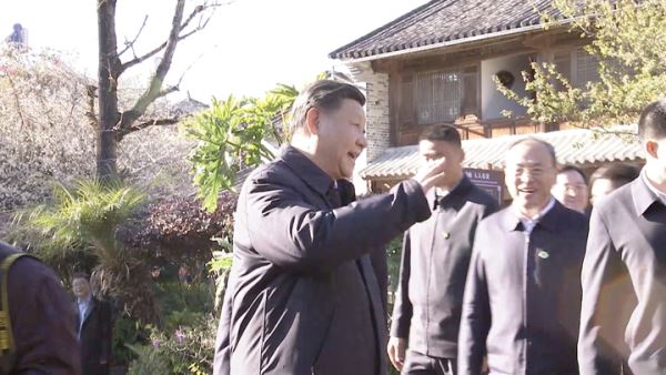 Xi visits Heshun Ancient Town and greets visitors