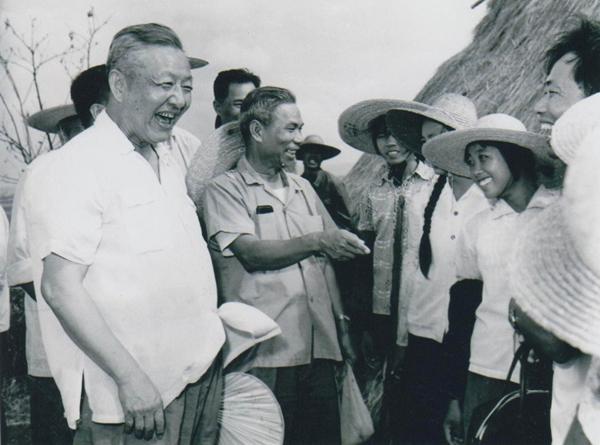 1980年8月底至9月初，习仲勋（左一）在广东湛江农村视察时与青年亲切交谈。