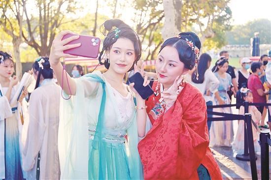 【雲上嶺南】A prosperidade transfronteiriça de Hanfu na onda crescente da cultura tradicional 汉服“破圈”生长，传统文