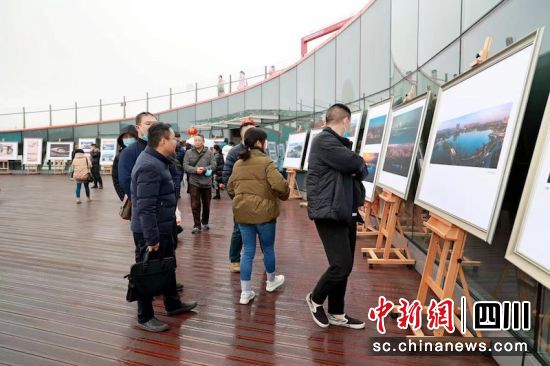 “文艺助力东部新区”签约中青年艺术家作品展现场。 成都市文联供图 “文艺助力东部新区”签约中青年艺术家作品展现场。 成都市文联供图