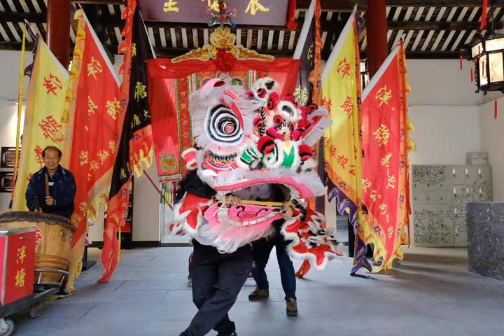 【老广贺春】O Herdeiro de Dança do Leão de meia-idade Zhang Tinghai: entre a tradição e a realidade, à esp