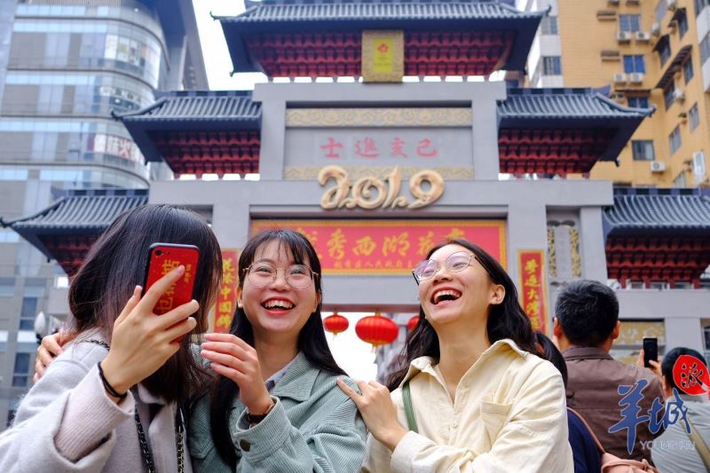 【老广贺春】O mercado de flores em Guangzhou começa um ano maravilhoso 行花街，行大运！广州西湖路中心花市官宣回归