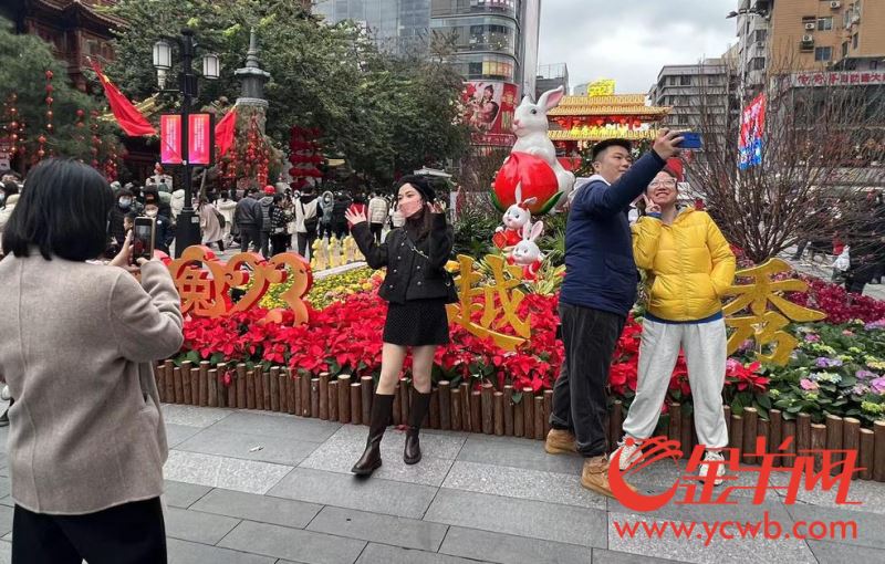 【老广贺春】A Primeira Torre de Lingnan fervilha de visitantes 行花街喽！广州越秀西湖花市“岭南第一楼”露真容