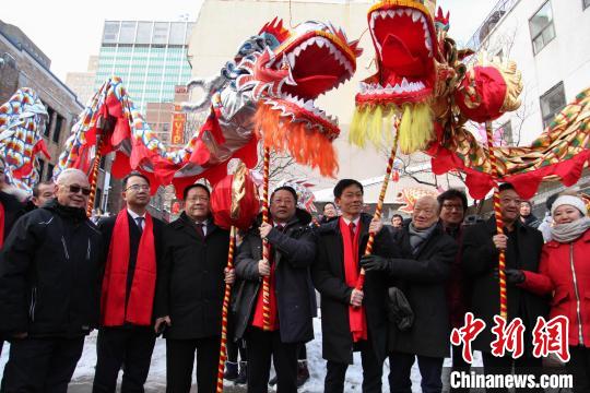 中国驻蒙特利尔总领事戴玉明(左四)与当地侨界社团代表出席第七届蒙特利尔欢乐春节庙会开幕式。蒙特利尔欢乐春节庙会筹委会供图