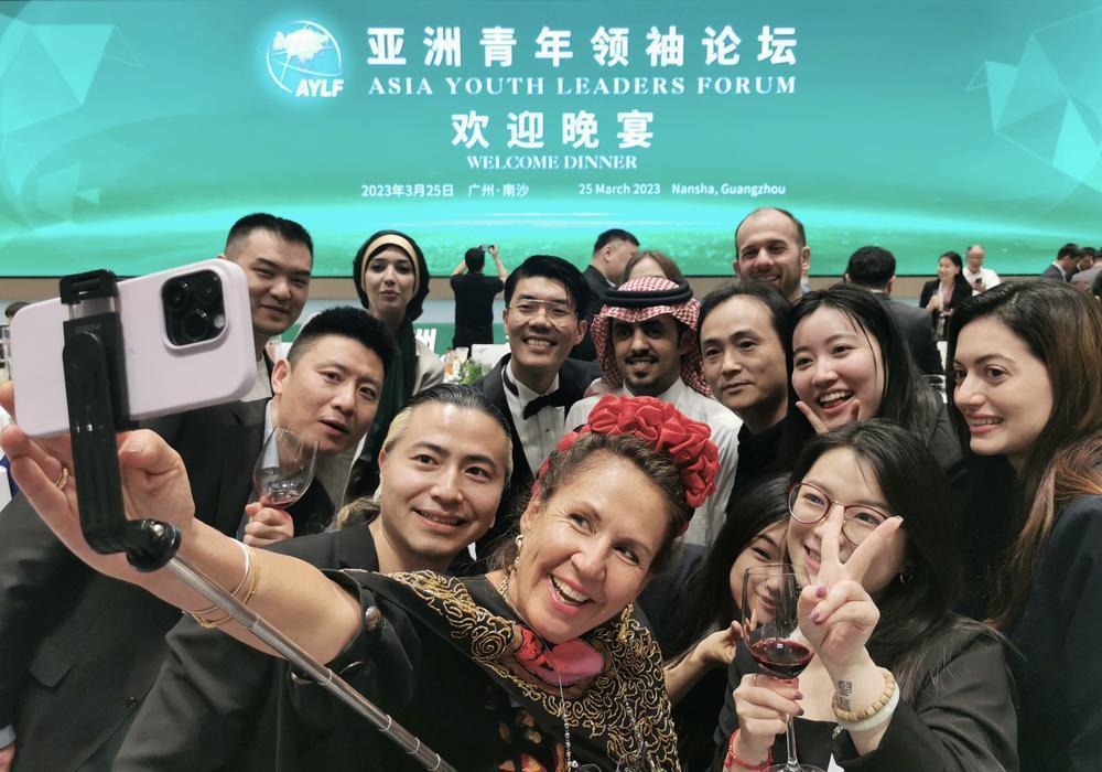 【大美广东·葡语】Uma selfie de jovens de vários países asiáticos se tornou viral! 这张亚洲各国青年在广州的自拍照火了！背后是希望和信心