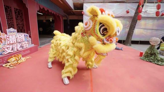 【雲上嶺南·葡语】O herdeiro da Dança do Leão de Cantão, Zhao Weibin: Transportar a dança do leão de uma form