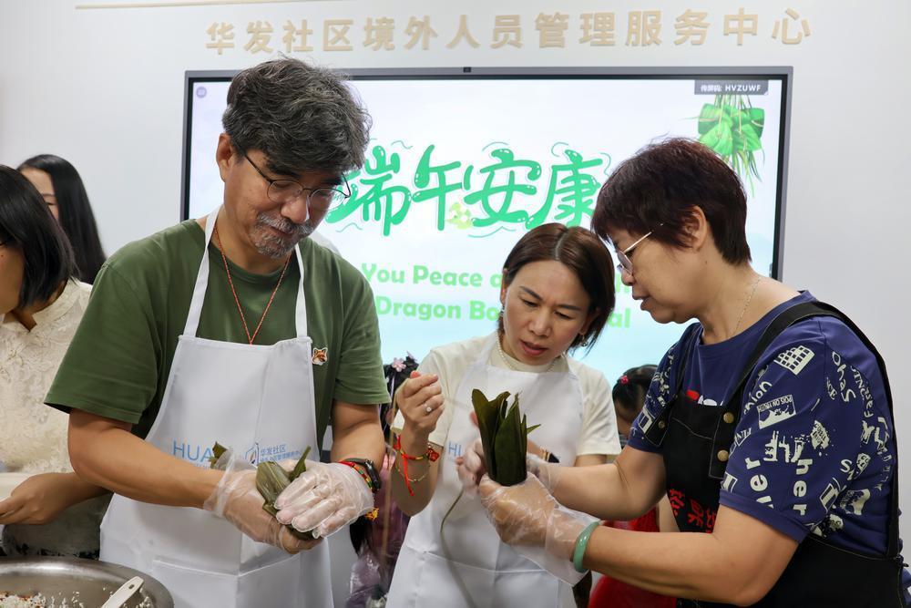 【大美广东·葡语】Zhuhai: Estrangeiros aprendem a fazer Zongzi! 珠海：粽香飘扬，外国友人学习非遗技艺