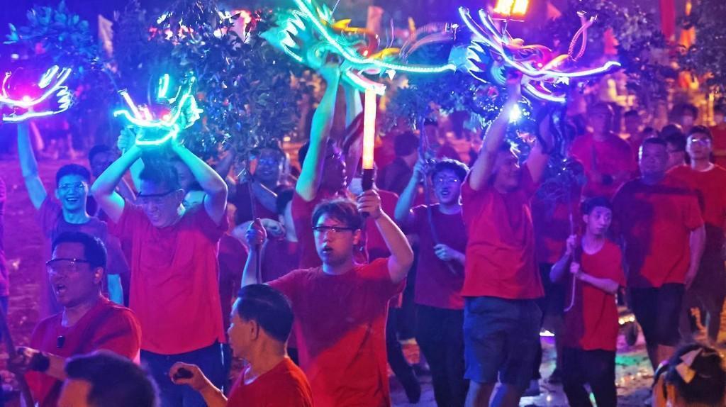 【大美广东·葡语】Dança do dragão com banco de madeira celebra o Festival do Barco-Dragão 广东东莞：“舞木龙”燃爆端午夜