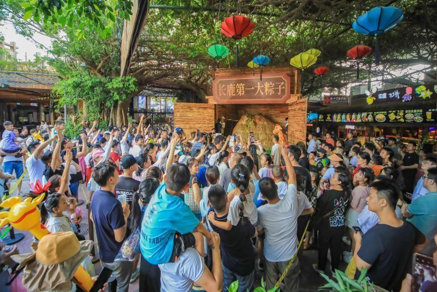 【大美广东·葡语】Turistas desfrutam de um zongzi de 3,8 toneladas em Foshan! 广东佛山：推出3.8吨大粽子供游客分食