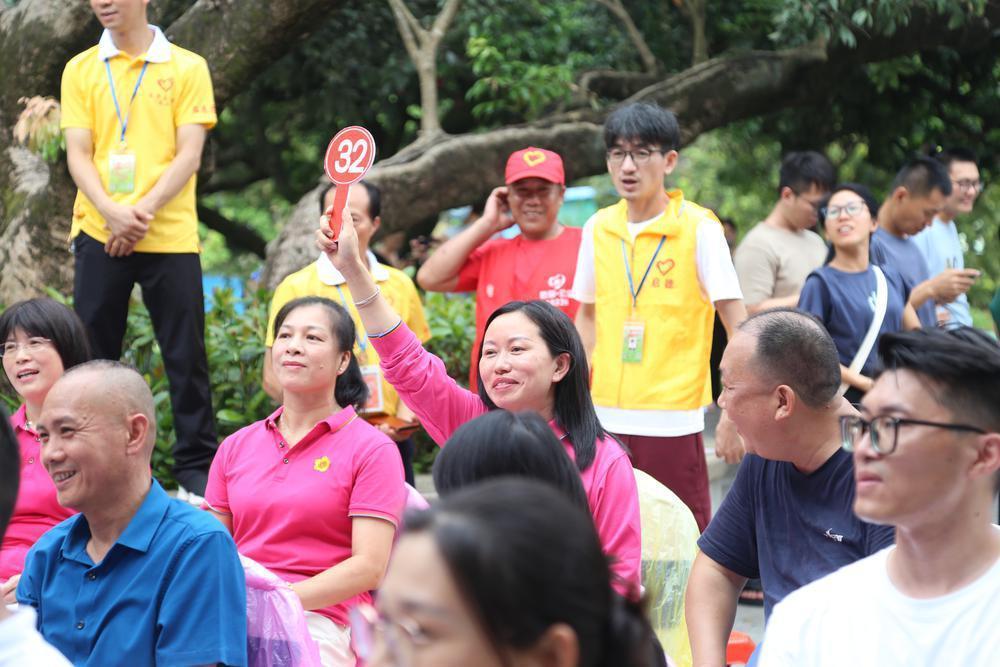 【大美广东·葡语】Dongguan, Guangdong: Leilão de degustação de lichias rei realizado 广东东莞：“荔王”品鉴拍卖会上，50公斤采摘权拍