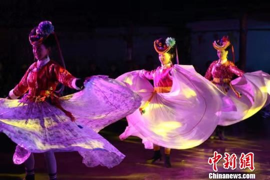 泸沽湖畔甲搓舞：“舞动”的摩梭人文风情