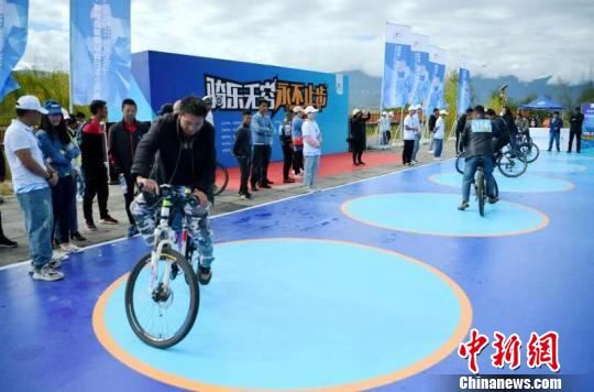 四川泸沽湖居民体验“趣味骑行” 感受自行车运动的别样魅力