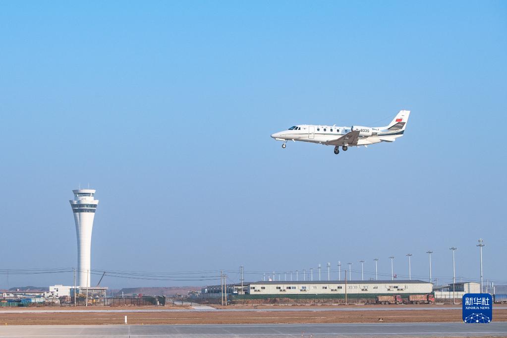 中国首个专业货运机场建成校飞