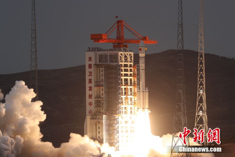 中国首型固体捆绑火箭长六改成功首飞