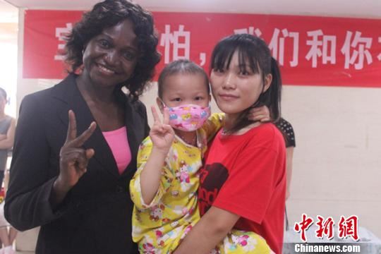 非洲“医生妈妈”省下生活费捐助中国白血病“女儿”