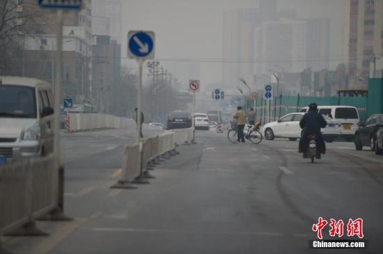 12月7日北京遭新一轮雾霾侵袭 气象台再次发布橙色预警。中新网记者 金硕 摄