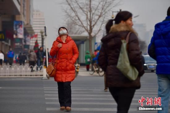 12月7日北京遭新一轮雾霾侵袭 气象台再次发布橙色预警。中新网记者 金硕 摄