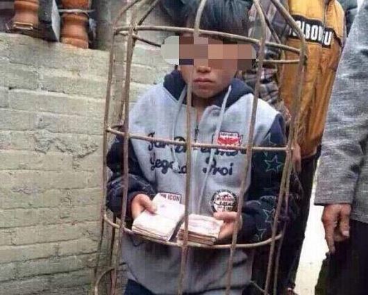 今年3月，广西容县14岁少年入室盗窃2万元被锁猪笼、赶下水池，遭竹鞭抽打。