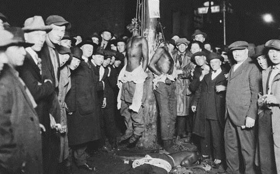 1920年的明尼苏达州，在一次骚乱后，涉嫌攻击白人女孩的6名马戏团员工被从拘留所拖出，其中三人被吊死