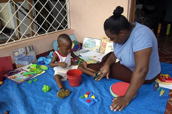 牙买加的早期教育补偿计划，养护人与孩子的互动对于孩子的语言、认知能力发展很重要