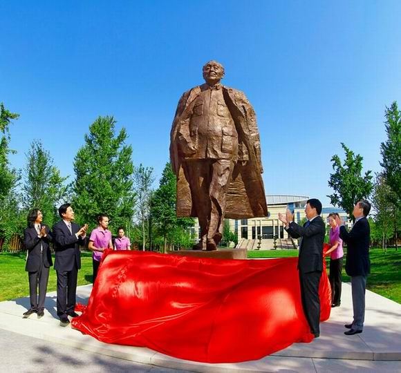 《总设计师邓小平》铜像在中共中央党校揭幕