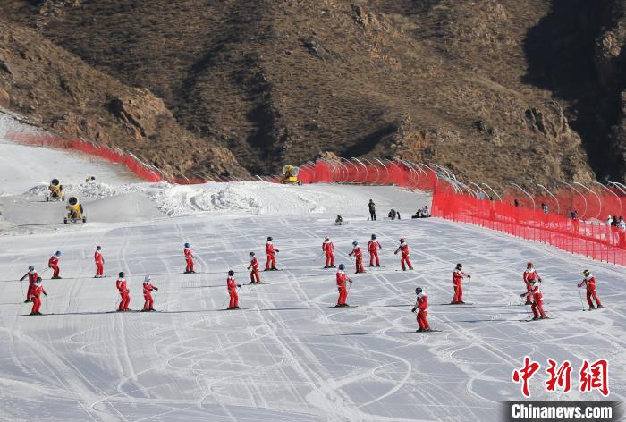 图为内蒙古呼和浩特打造的冰雪项目。　许婷 摄