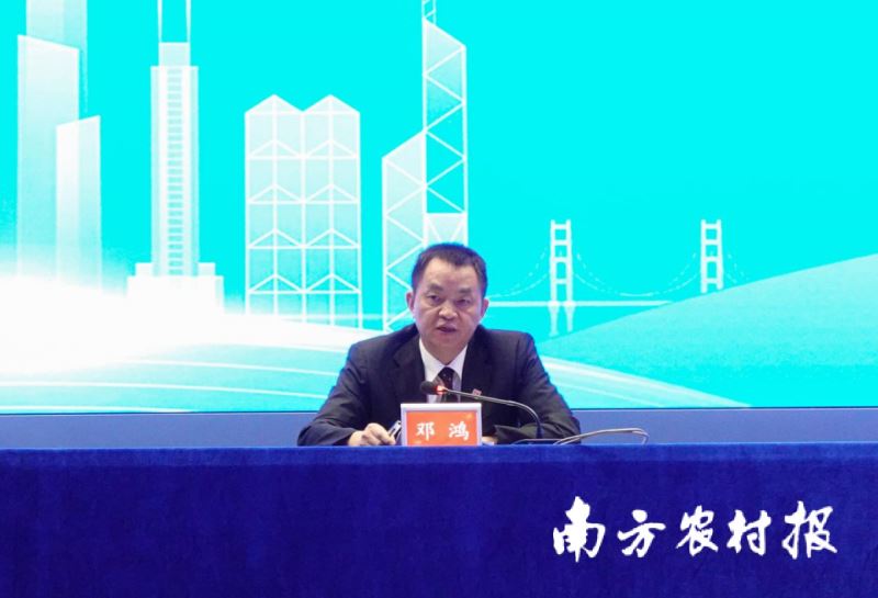 广东省政府新闻办副主任邓鸿。